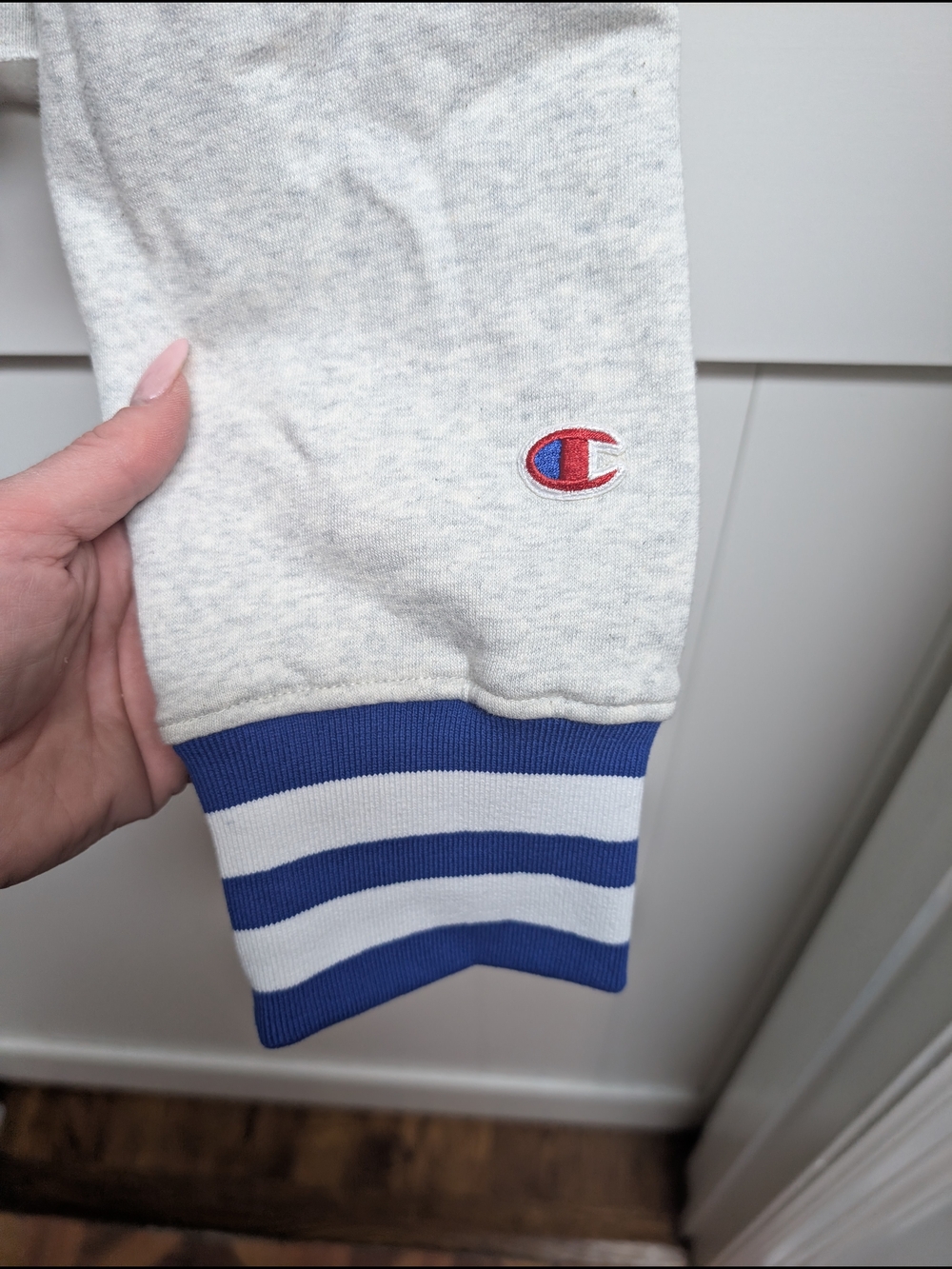 Philadelphia Phillies Champion White V‑Neck Sweater, Large - Picture 5 of 7